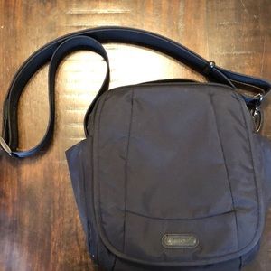 Pacsafe travel crossbody in black